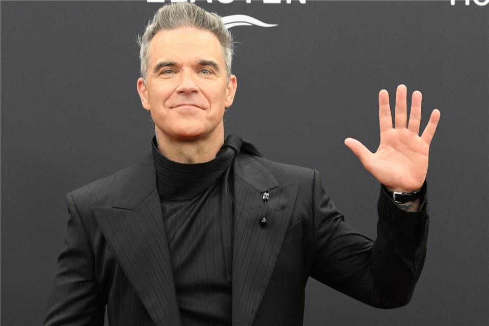 Robbie Williams singt neue FIFA-Hymne Robbie Williams hat als neuer Musikbotschafter der Fifa eine neue Hymne für den Weltfußballverband komponiert. (Archivfoto)Felix H�rhager/dpa