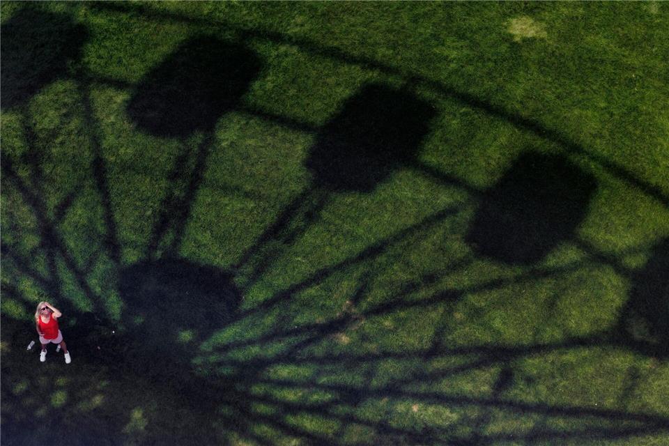 Robbin Sorrell steht im Schatten eines Riesenrads auf der Great American State Fair auf der National Mall in Washington.Tom Brenner/AP/dpa