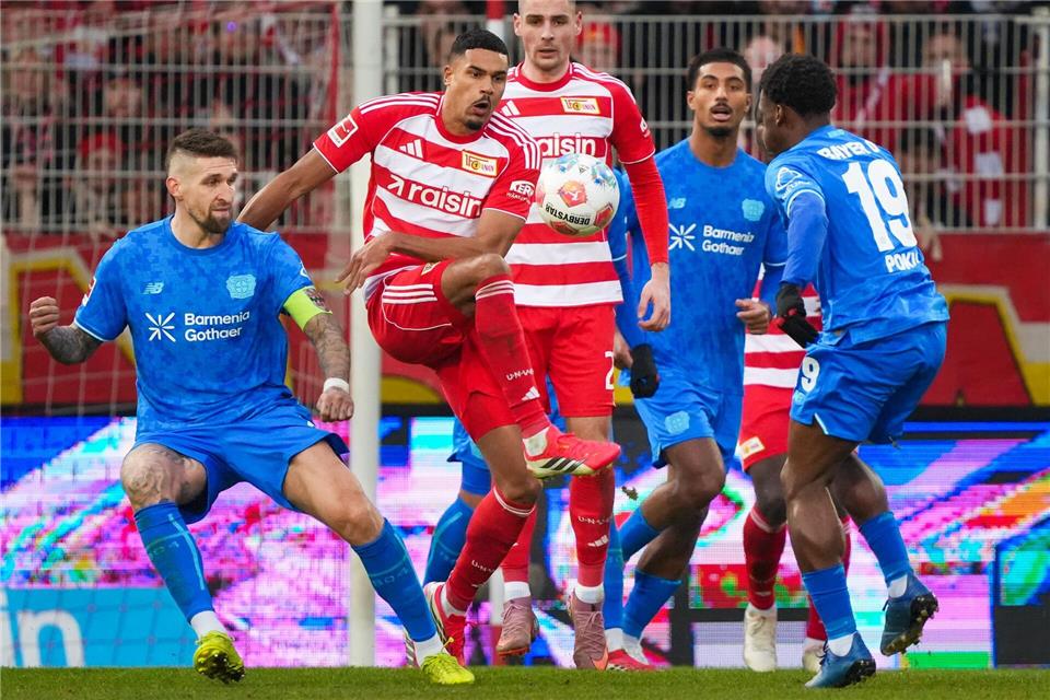 Robert Andrich (l.) gestand nach dem Spiel ein, eine schlecht Entscheidung getroffen zu haben. Soeren Stache/dpa