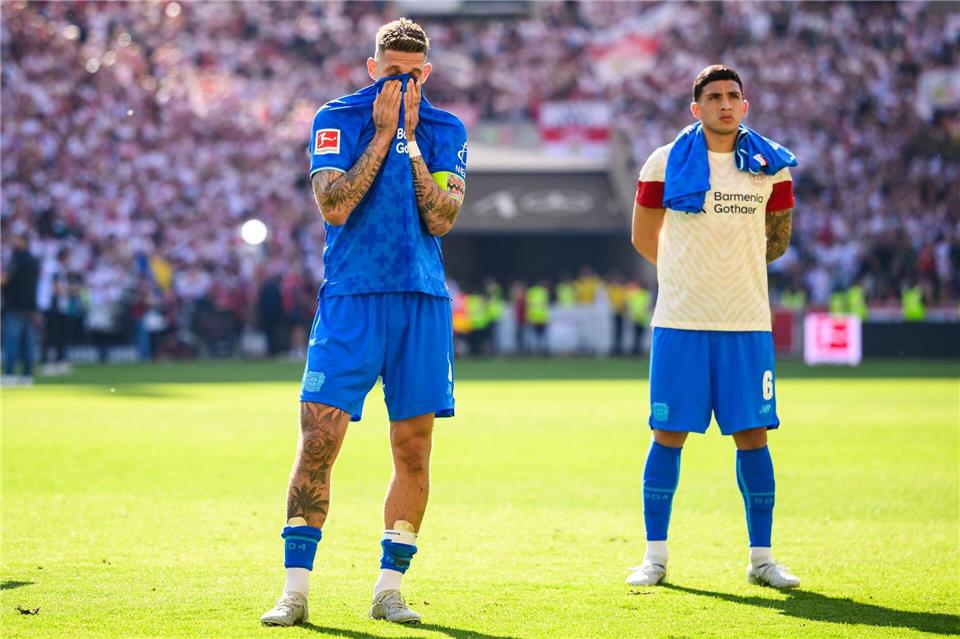 Robert Andrich (l.) war nach Leverkusens Niederlage in Stuttgart frustriert.Tom Weller/dpa