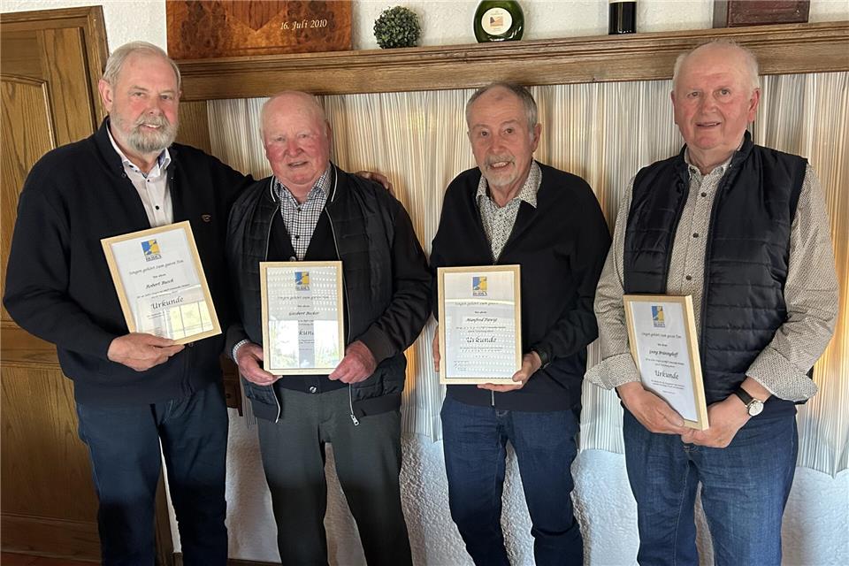 Robert Busch 1. Vorsitzender und Jubilar 40 Jahre, Giesbert Becker, Jubilar 50 Jahre, Manfred Pawig, Jubilar 40 Jahre, Georg Brüninghoff, Jubilar 50 Jahre, wurden geehrt (von links).