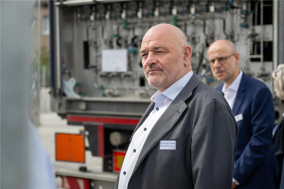 Robert Crumbach (BSW, l), Brandenburgs Minister der Finanzen und für Europa, kritisiert die Aktivrente. (Archivbild)Christophe Gateau/dpa