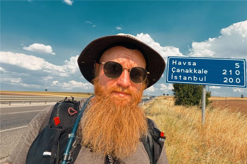 Robert Friedrich aus Leipzig befindet sich seit März 2025 auf dem Fußweg von Sachsen nach Singapur.Robert Friedrich/-/dpa