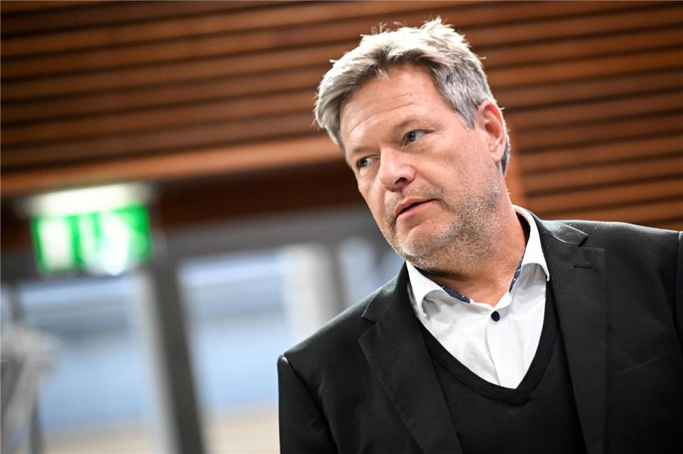 Kanzlerkandidatur: Habeck wirbt um seine Wähler Robert Habeck macht seine Ambitionen nun offiziell. Die Ausgangslage für seine Partei ist alles andere als leicht. (Archivbild)Sebastian Gollnow/dpa