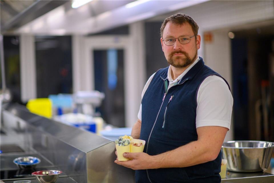Robert Hanauska von der Hochschule Anhalt in der Lehrküche. Klaus-Dietmar Gabbert/dpa