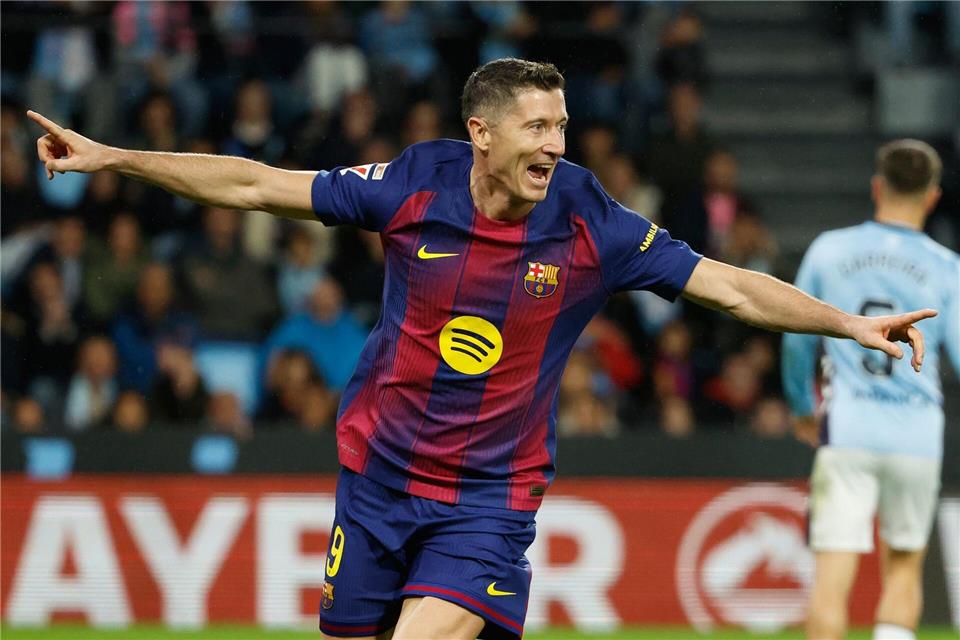 Robert Lewandowski erzielte drei Treffer für den FC Barcelona beim Sieg in Vigo.Lalo R. Villar/AP/dpa