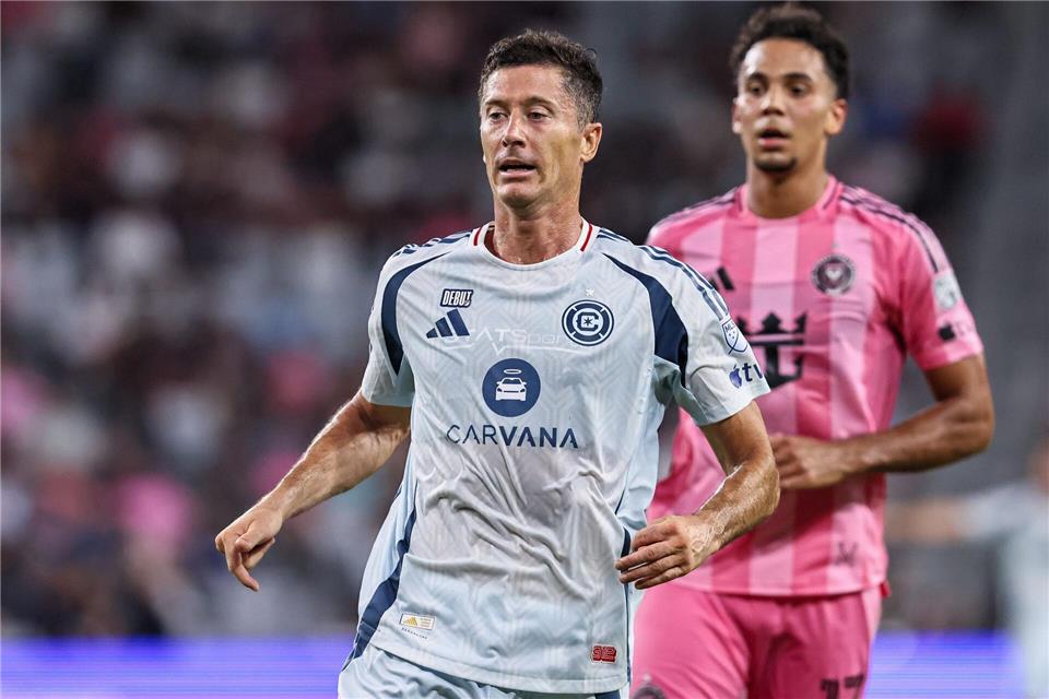 Robert Lewandowski (l) hat sein Debüt in der MLS mit Chicago Fire verloren.Chris Arjoon/ZUMA Press Wire/dpa