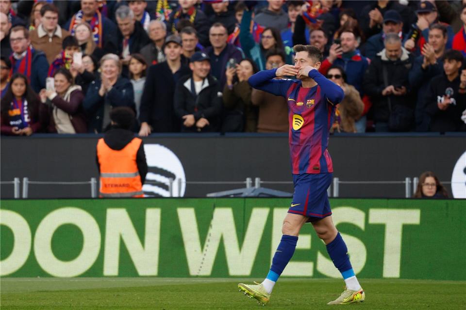Robert Lewandowski leitet den Sieg bei der Rückkehr ins Camp Nou ein. Joan Monfort/AP/dpa