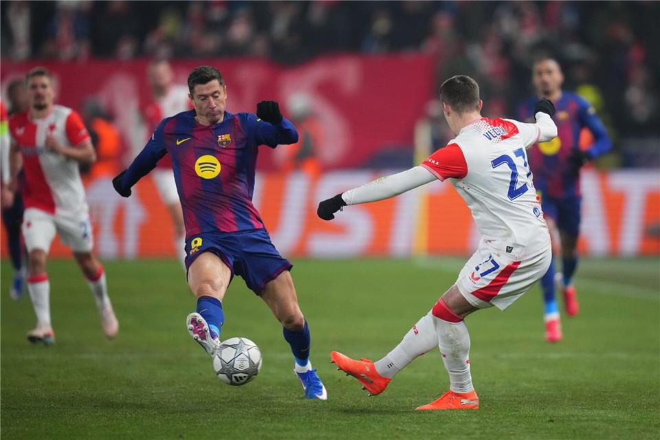 Robert Lewandowski stand in Barcelonas Startelf und traf direkt.Petr David Josek/AP/dpa