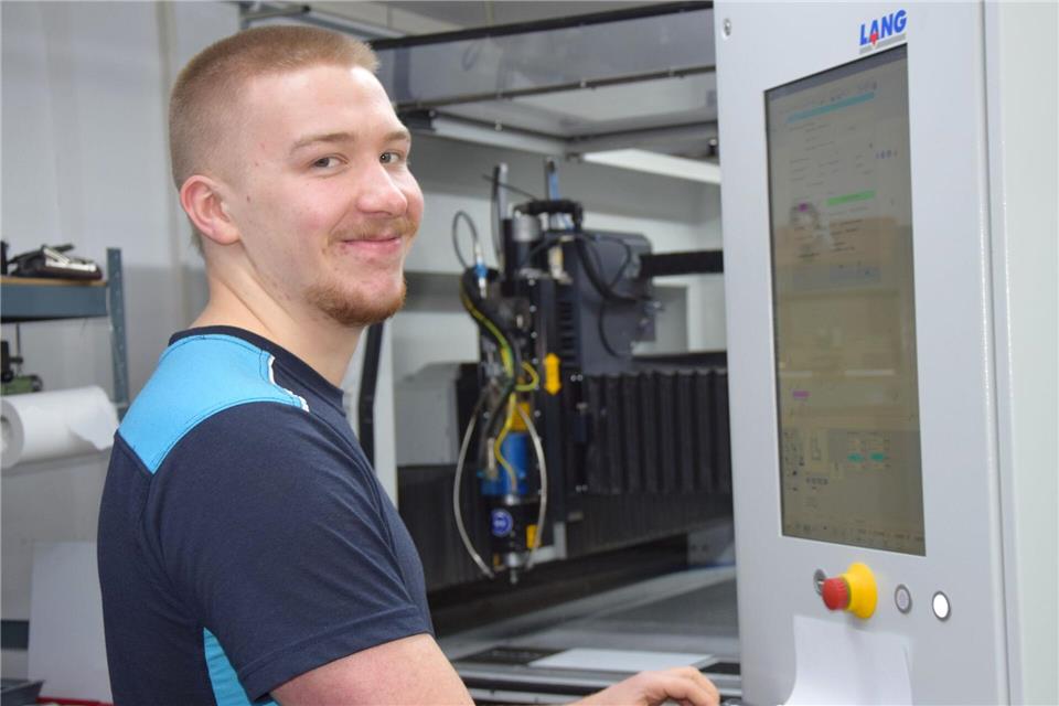 Robert Norwik Ziegler, Graveur mit der Spezialisierung Reliefgraviertechnik, hat beim Bundeswettbewerb „German Craft Skills“ den ersten Platz erreicht.Veronika Martin/HWK Cottbus/dpa