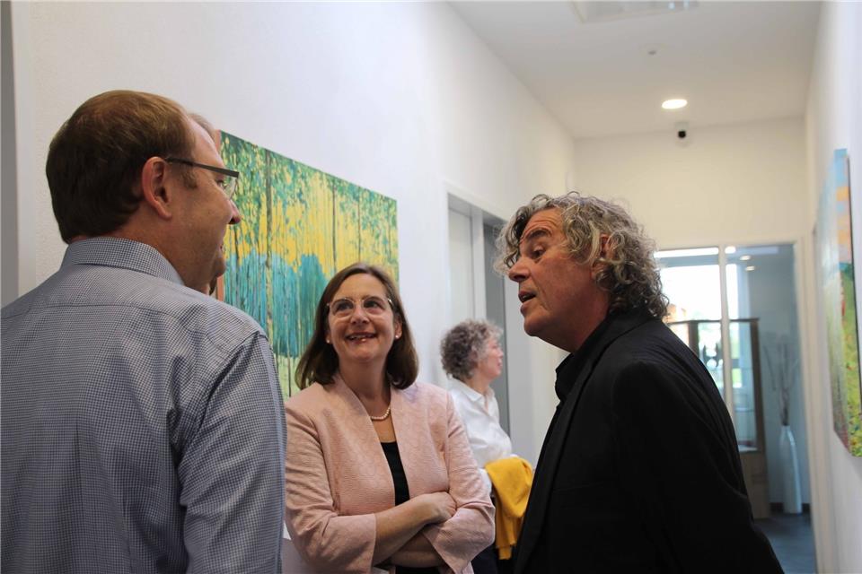 Robert Schätz (rechts) kam bei der Ausstellung mit vielen Besuchern ins Gespräch. Meisel-Kemper