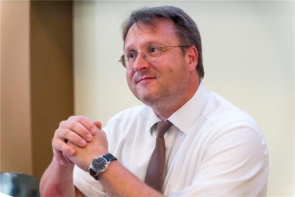 Robert Sesselmann (AfD) vor der Kreistagssitzung in Sonneberg.