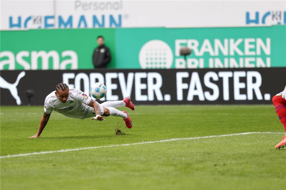 Roberto Massimo trifft nach seinem Fehler zum 0:1 zum Ausgleich.Daniel Löb/dpa