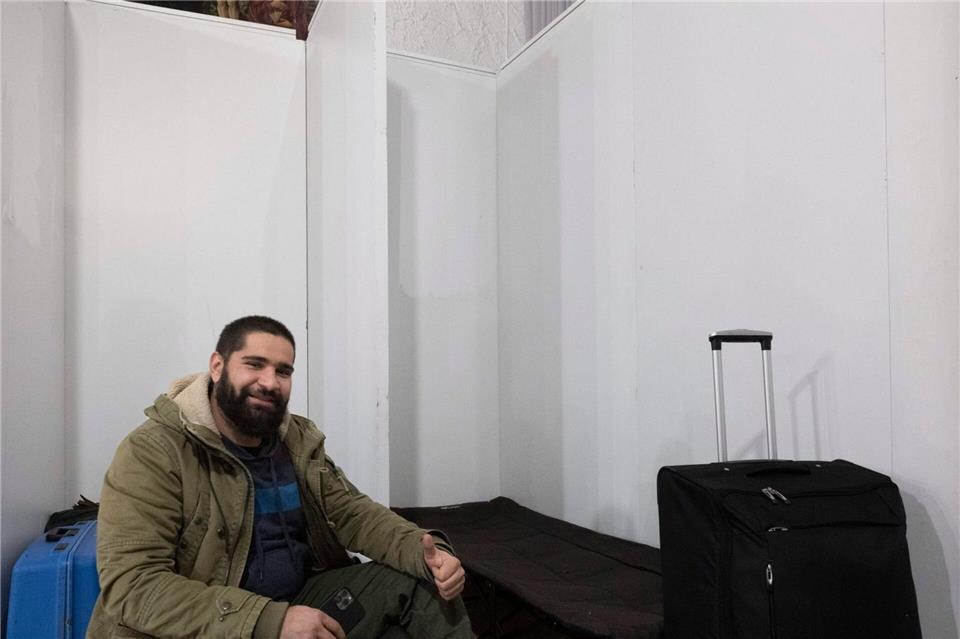 Robi aus Rumänien hat sein gesamtes Hab und Gut in einem Koffer dabei. Boris Roessler/dpa