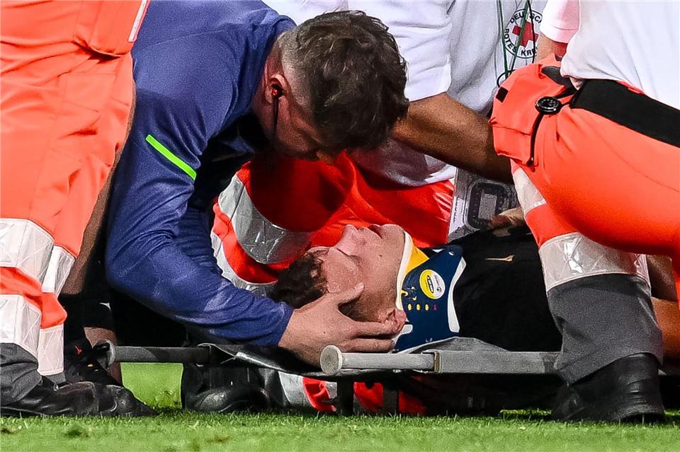 Robin Fellhauer (FC Augsburg) verletzte sich am Ende des Spiel gegen Bayern am KopfHarry Langer/dpa