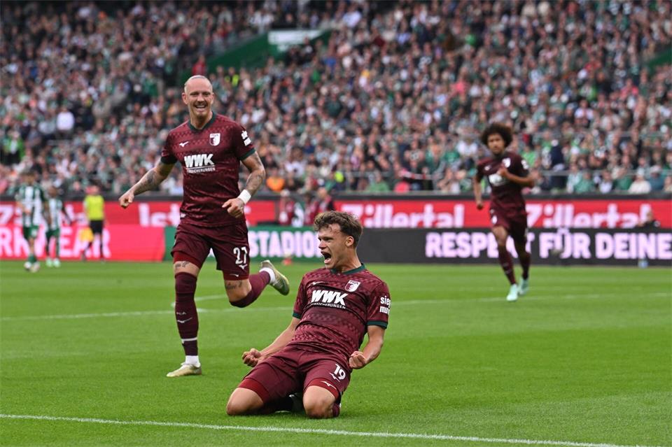 Robin Fellhauer vom FC Augsburg jubelt nach seinem Tor in Bremen.  David Inderlied/dpa