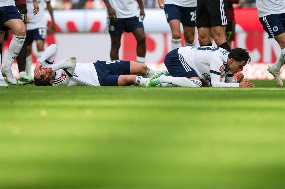 Robin Gosens und Soufiane El-Faouzi müssen nach einem Kopfzusammenstoß behandelt werden. Marius Becker/dpa