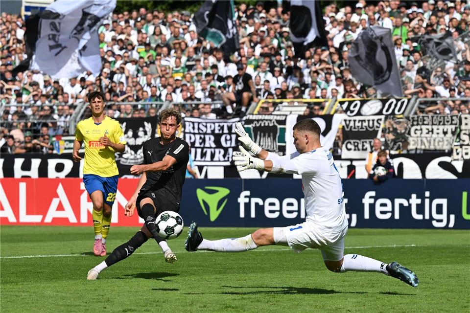 Robin Hack trifft für Gladbach.Carmen Jaspersen/dpa
