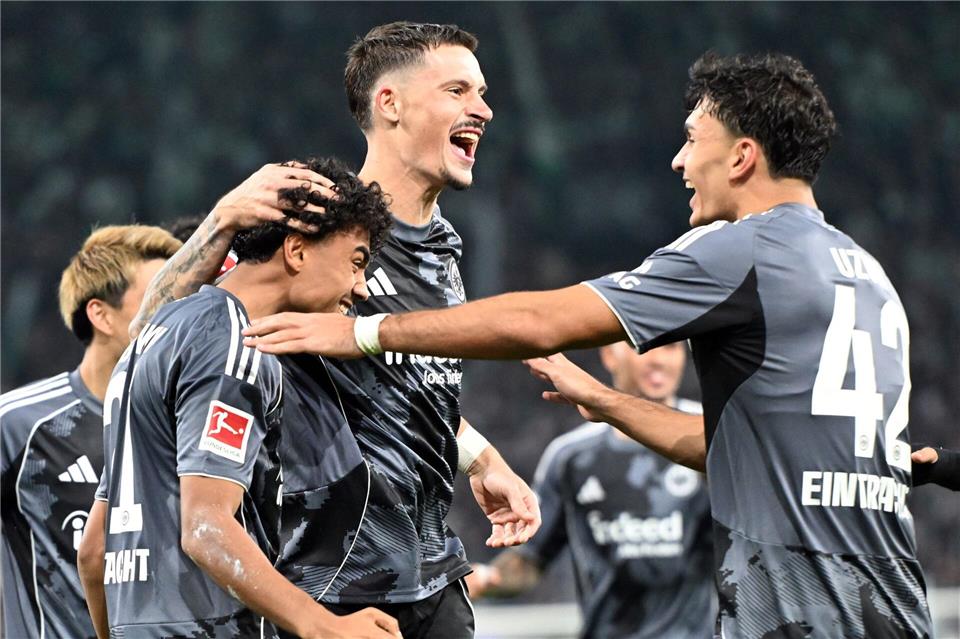 Rückendeckung für Polanski in Gladbach - „War fassungslos“ Robin Koch (M) erzielte gleich zwei Frankfurter Treffer beim 6:4 in Mönchengladbach.Federico Gambarini/dpa