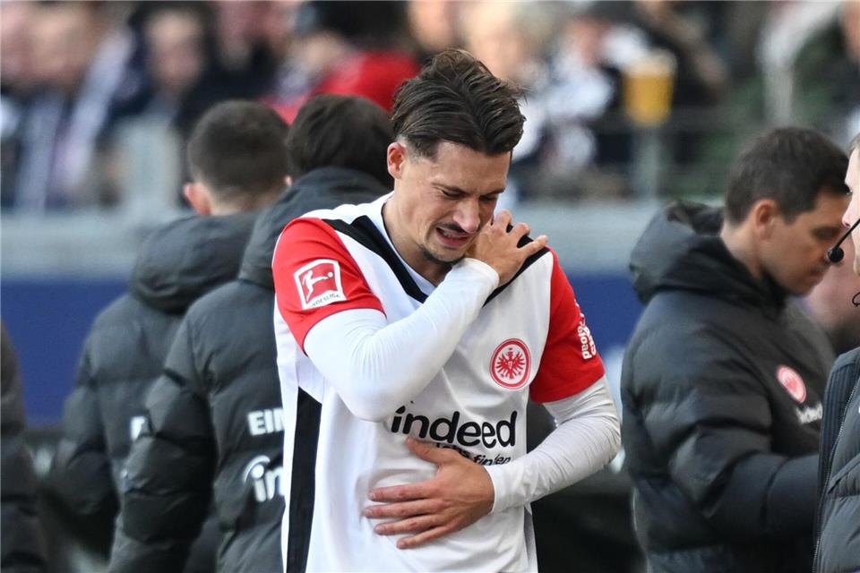 Robin Koch fehlt Eintracht Frankfurt auch im Bundesliga-Topspiel beim FC Bayern München.Arne Dedert/dpa