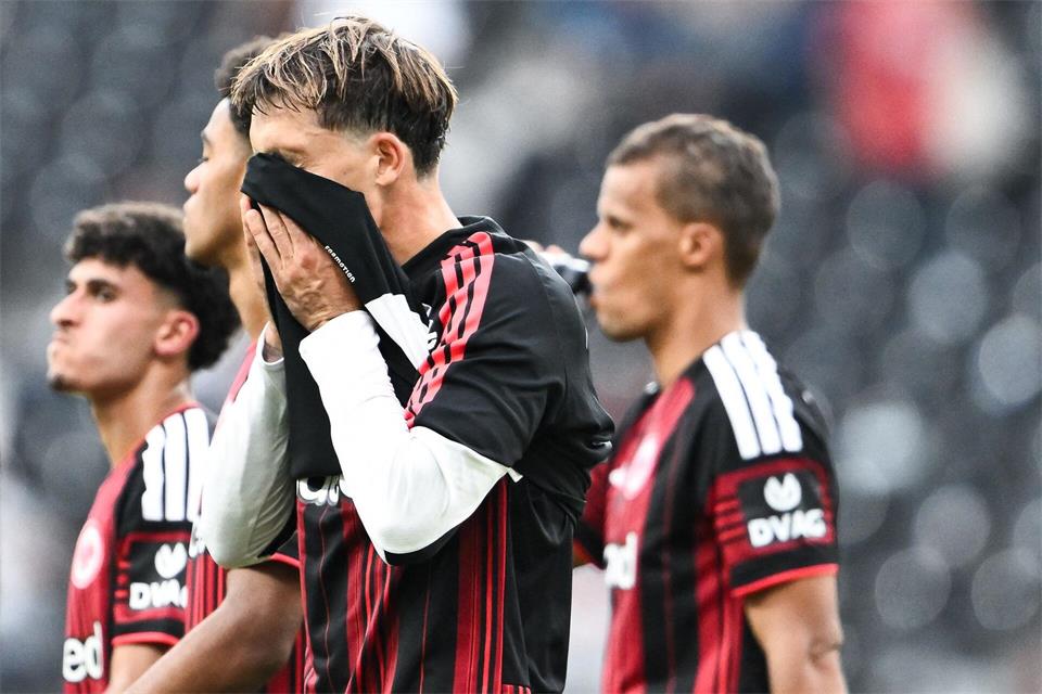 Robin Koch und die Eintracht-Defensive wackelten zuletzt.Florian Wiegand/dpa