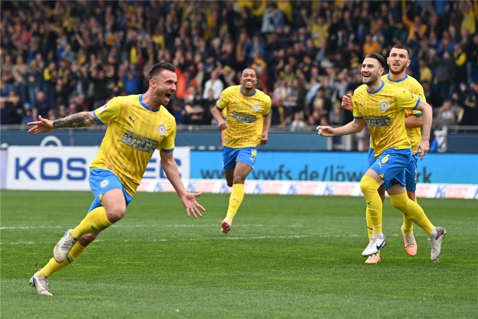 Robin Krauße (l) leitete mit seinem Tor zum 1:0 Braunschweigs Sieg gegen Elversberg ein.