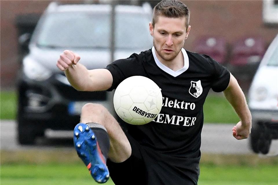 Robin Schultewolter bleibt auch in der kommenden Saison Spielertrainer beim SuS Hochmoor, muss sich in der B-Liga-Rückrunde aber verletzungsbedingt auf seinen Job als Coach beschränken.