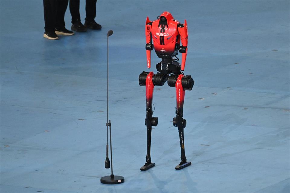 Roboter „Blitz“ hat den 100-Meter-Rekord von Usain Bolt unterboten. Johannes Neudecker/dpa