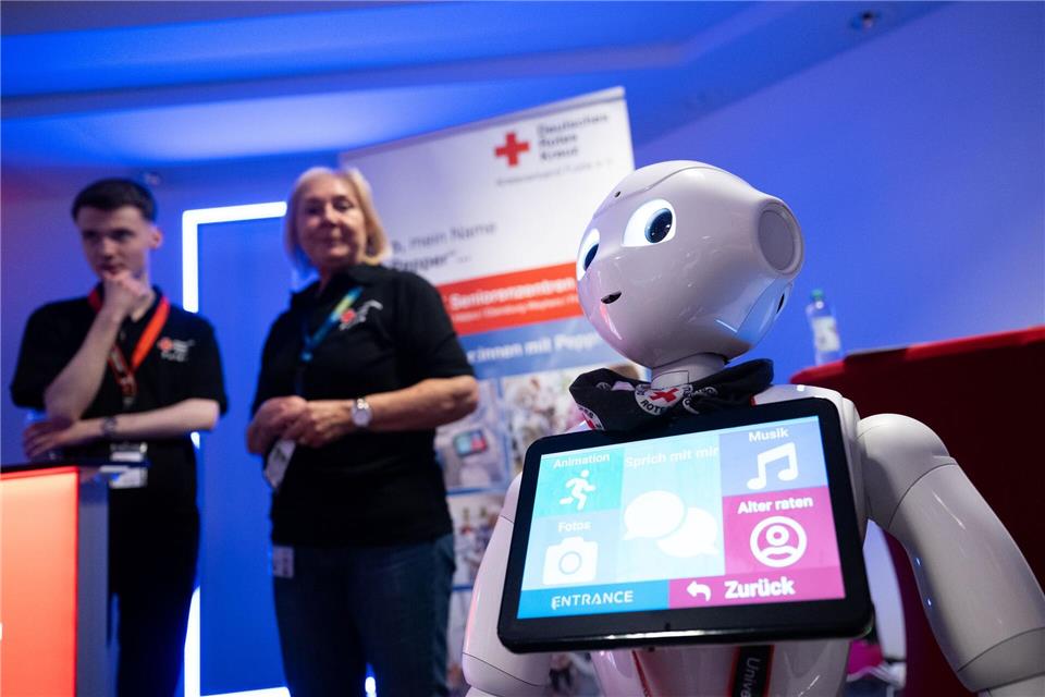 Roboter Pepper ist eine Stimmungskanone: „So ein Tag, so wunderschön wie heute.“Florian Wiegand/dpa