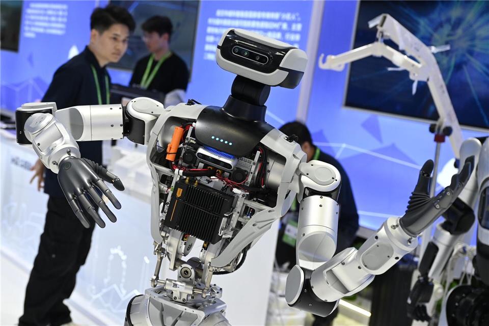 Roboter aus dem Ausland, wie dieses in China vorgeführte Modell, sind in den USA künftig unerwünscht. (Archivbild)Johannes Neudecker/dpa