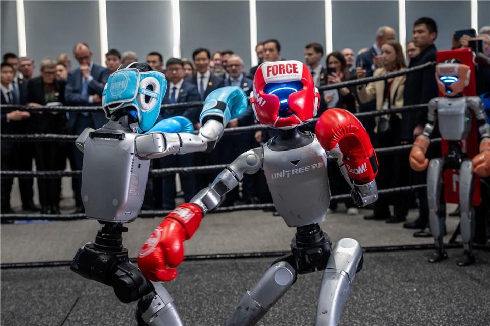 Roboter der Firma Unitree während einer Präsentation beim China-Besuch von Bundeskanzler Friedrich Merz (CDU). (Archivbild)Michael Kappeler/dpa