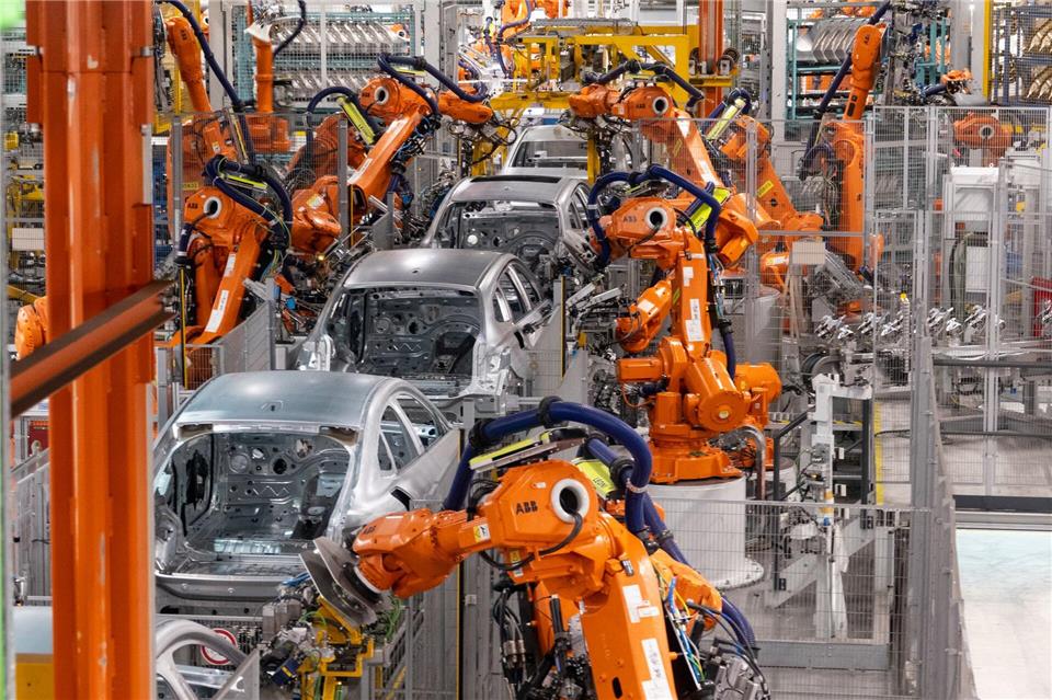 Roboter in einer Autofabrik. Die Autoindustrie und ihre Zulieferer kämpfen mit Problemen auf dem Weltmarkt. (Symbolfoto) Daniel Josling/dpa