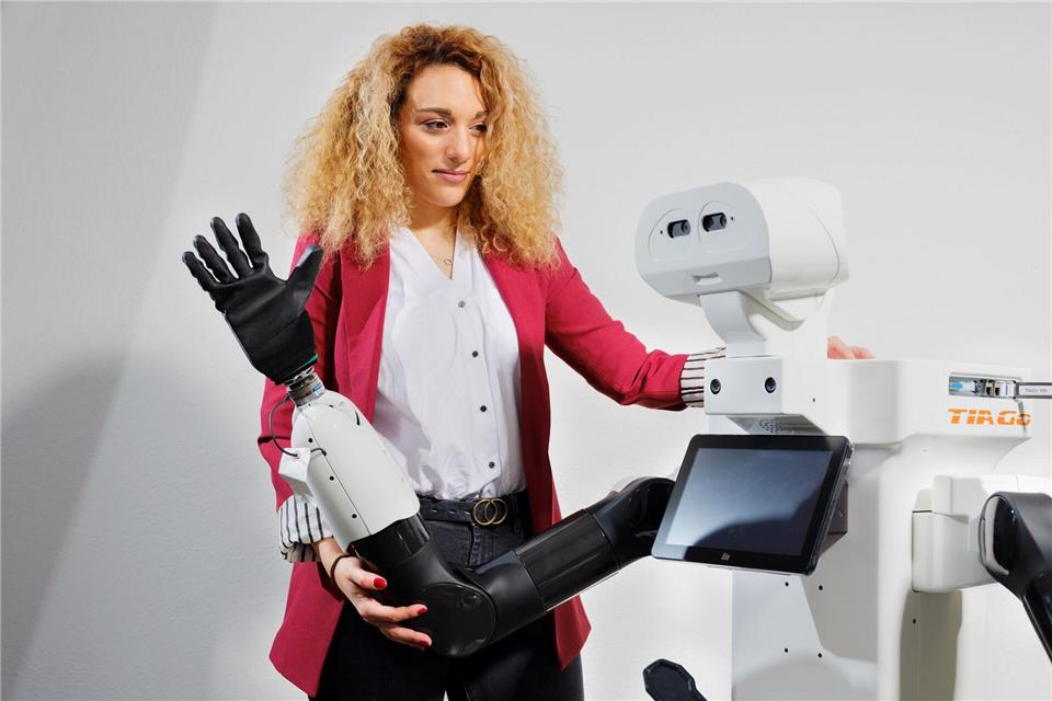 Roboter nicht als Ersatz, sondern als vertrauensvoller Partner des Menschen: Damit beschäftigt sich die Darmstädter Informatikerin Georgia Chalvatzaki. (Handout)Katrin Binner/TU Darmstadt/dpa