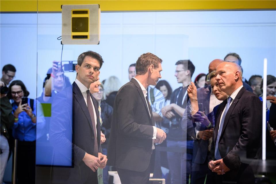 Vom Mähroboter bis zum Gaming-PC: Das sind die IFA-Trends Roboter putzen auf der Messe fleißig Fenster.Bernd von Jutrczenka/dpa