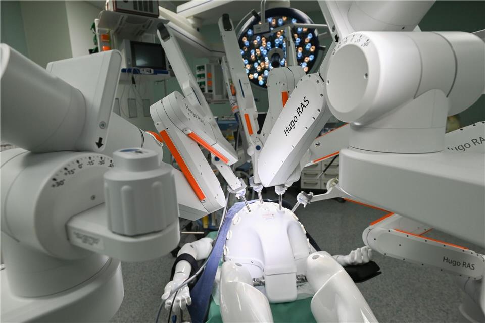 Roboter und Künstliche Intelligenz unterstützen zunehmend Ärzte bei Operationen beziehungsweise der Auswertung von Daten. (Archivbild) Robert Michael/dpa