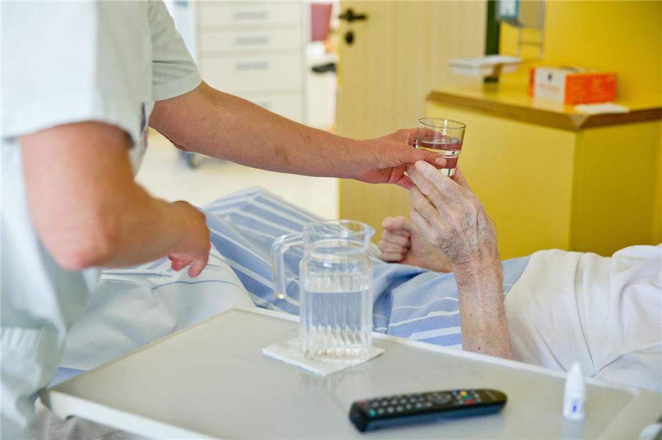 Roboter und digitale Lösungen sollen in der Pflege helfen und dem Personal Freiraum für die Arbeit mit den Patienten schaffen. (Symbolbild) Daniel Karmann/dpa