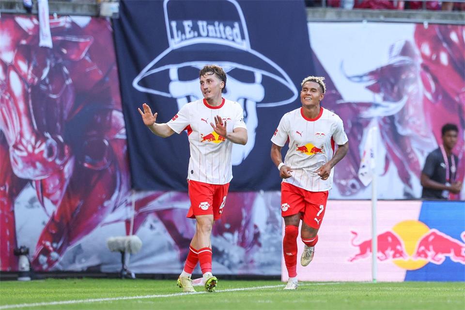Rocco Reitz (l) nach seinem Tor gegen Ex-Club Mönchengladbach. (Archivbild)Jan Woitas/dpa