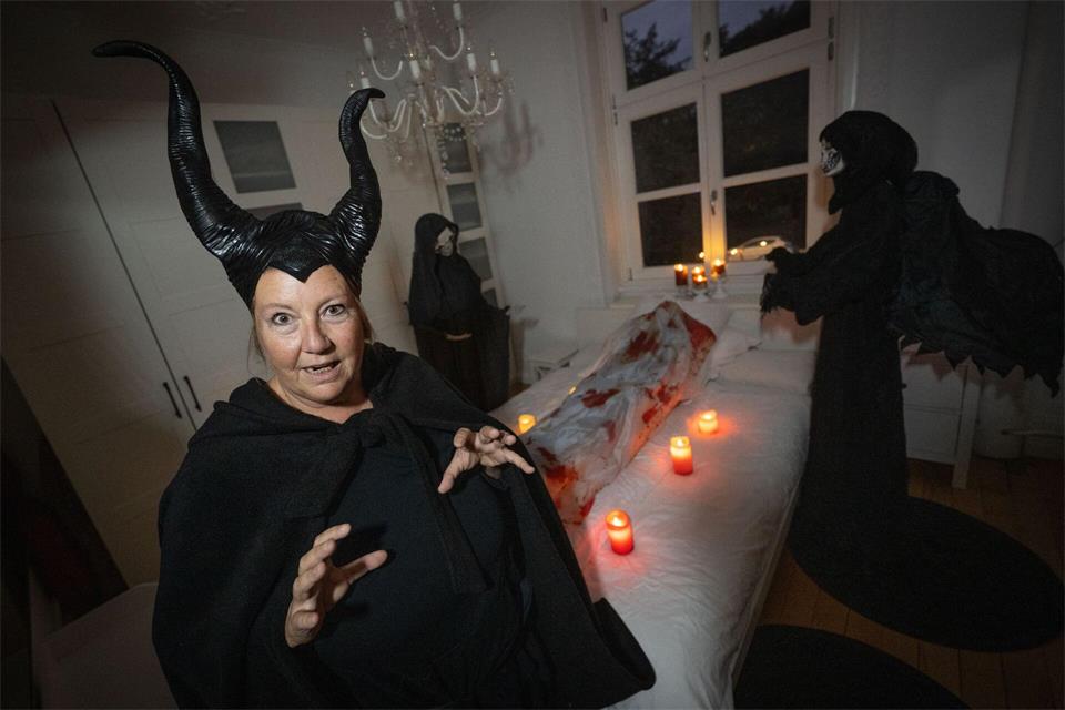 Rocio Reisgies beginnt schon Monate vor Halloween mit den Vorbereitungen für die Grusel-Installation in und um das Haus. Boris Roessler/dpa