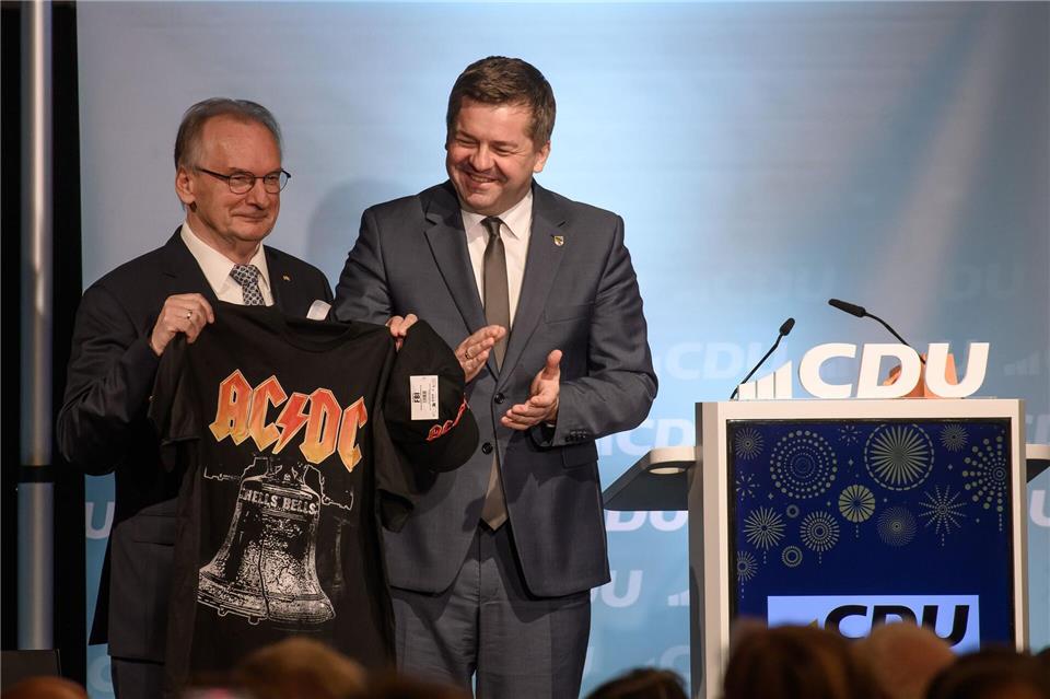 Rockmusikliebhaber Reiner Haseloff (CDU) bekam ein T-Shirt und eine CD von AC/DC. CDU-Landeschef Sven Schulze applaudiert.Klaus-Dietmar Gabbert/dpa