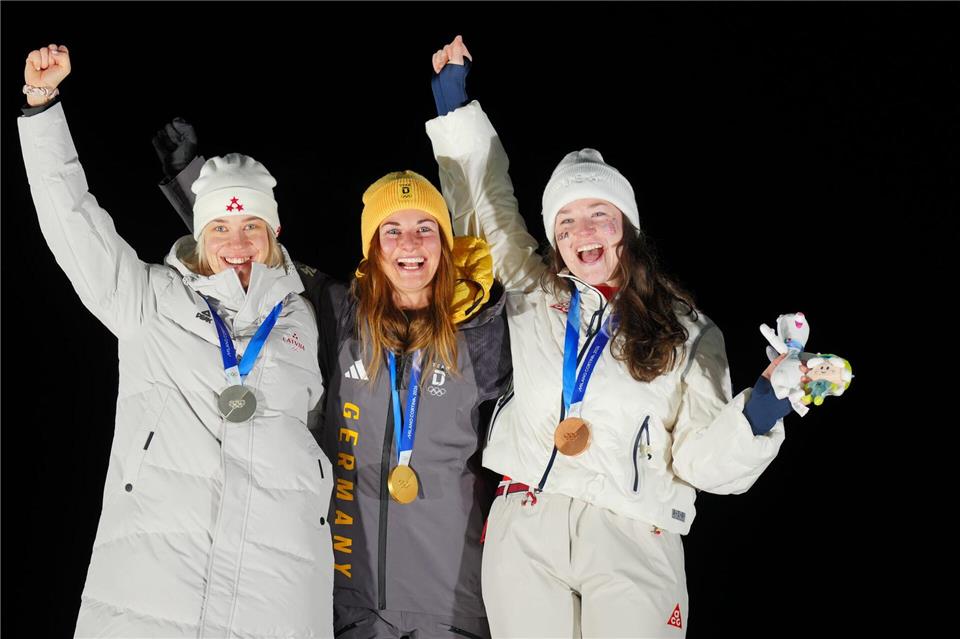 Rodel-Silber hinter Taubitz ging an Elina Bota aus Lettland (l), Bronze an Ashley Farquharson aus den USA.Michael Kappeler/dpa