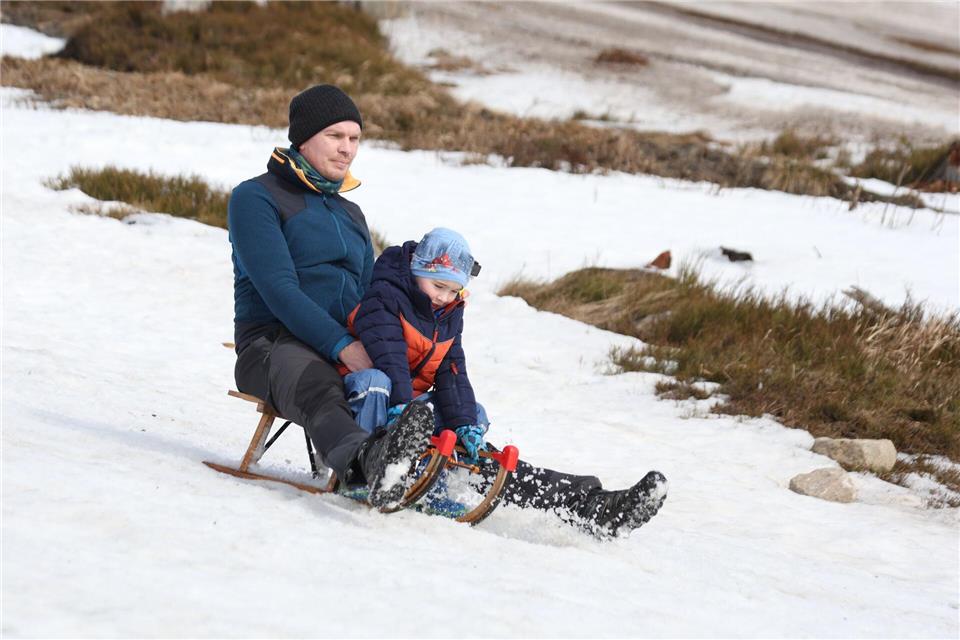 Rodeln ist an einigen Stellen am Wurmberg im Harz noch möglich.Matthias Bein/dpa