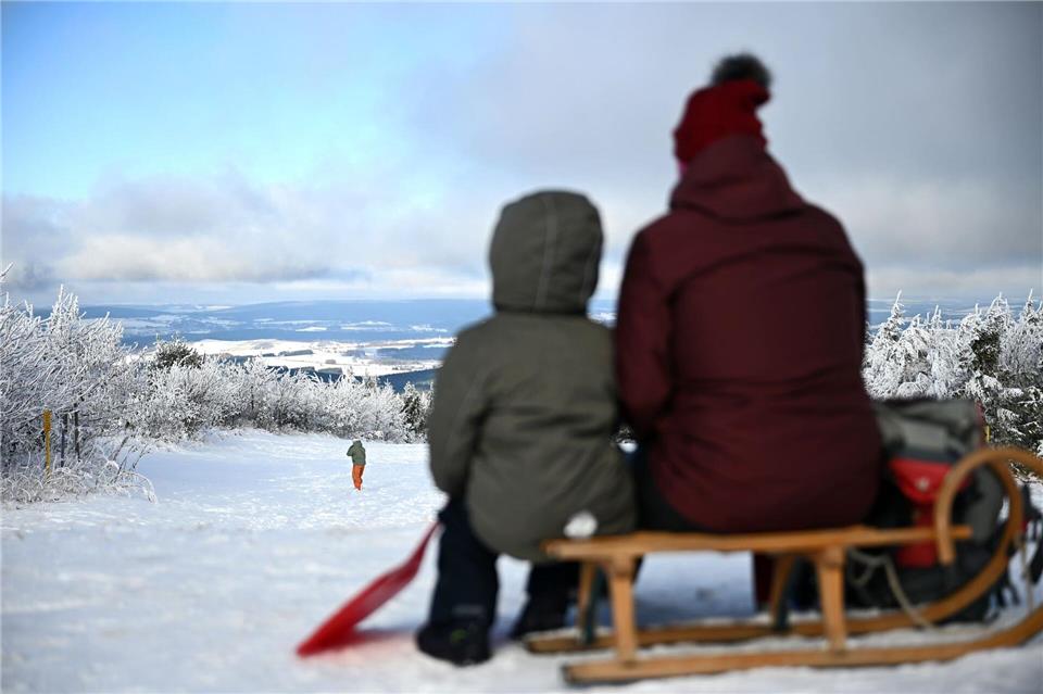 Rodelspaß an Sachsens höchstem Gipfel: Vom Fichtelberg führt eine mehr als 1.700 Meter lange Naturrodelstrecke hinunter nach Oberwiesenthal. (Archivbild)Jennifer Brückner/dpa