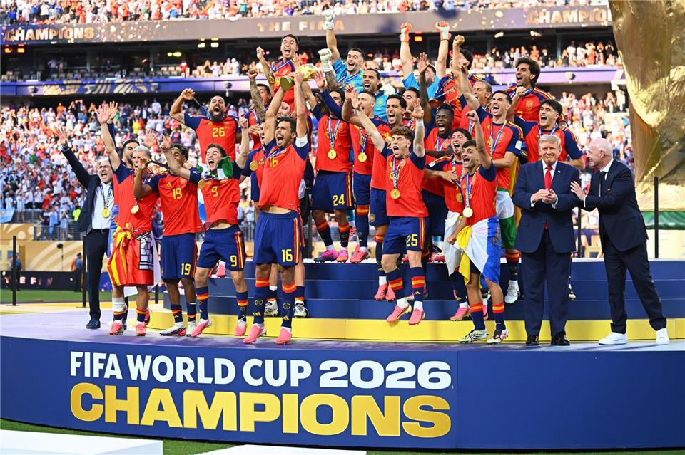 Rodri hält bei der Siegerehrung die WM-Trophäe in die Höhe.Tom Weller/dpa