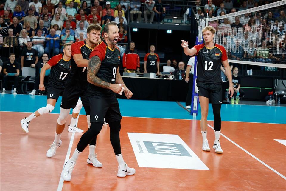 Volleyball-WM: „Opa“ und „kleiner Bruder“ wollen Medaille Röhrs (l.) und Grozer (M.) verstehen sich auf und neben dem Feld.Georg Wendt/dpa