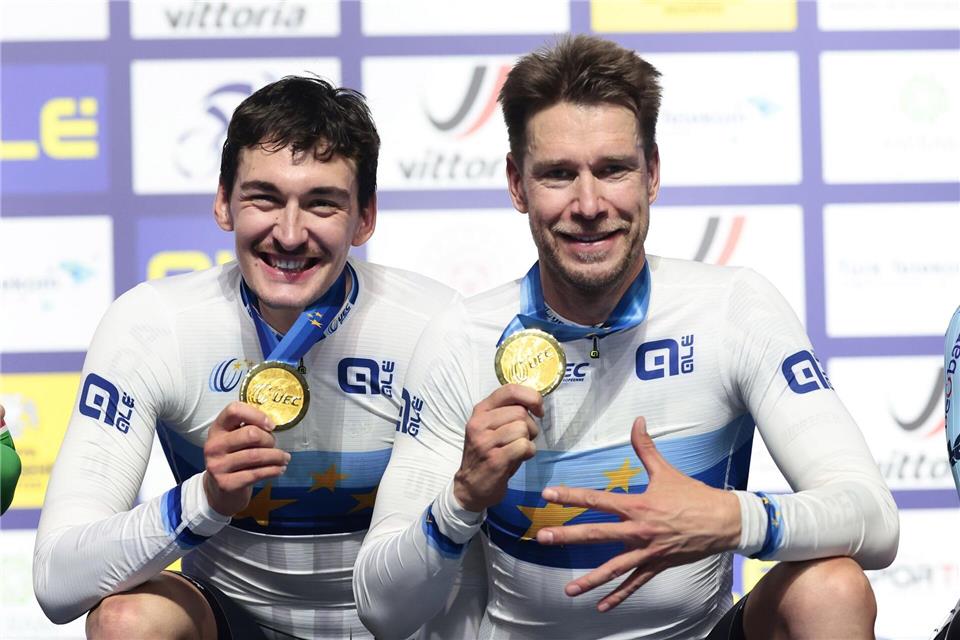 Roger Kluge (r) und Moritz Augenstein freuen sich über EM-Gold.Roth/dpa