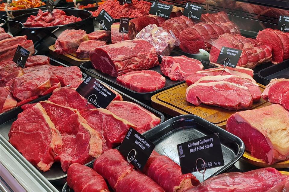 Rohe Auslage: Fleischtheke mit Galloway-Fleisch im Farmshop in Kilnford.Dörte Nohrden/dpa-tmn