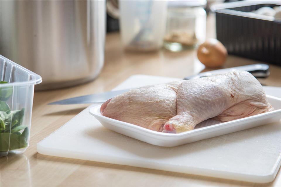 Rohes Fleisch sollte nicht gewaschen werden: Wasserspritzer können Keime in der Küche verbreiten und das Infektionsrisiko erhöhen.Christin Klose/dpa-tmn