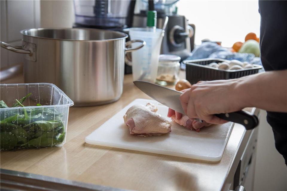 Hygiene in der Küche - so haben Keime keine Chance  Rohes Fleisch und Geflügel sollte man auf einem eigenen Schneidebrett zerkleinern.picture alliance / dpa Themendienst