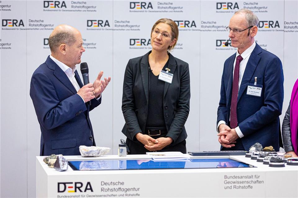 Rohstoffagentur sieht deutsche Rüstungspläne in Gefahr  Rohstoffagentur-Chef Buchholz (r): „Müssen mit Ausfällen beim Hochfahren der Rüstung rechnen.“ (Archivbild)Moritz Frankenberg/dpa