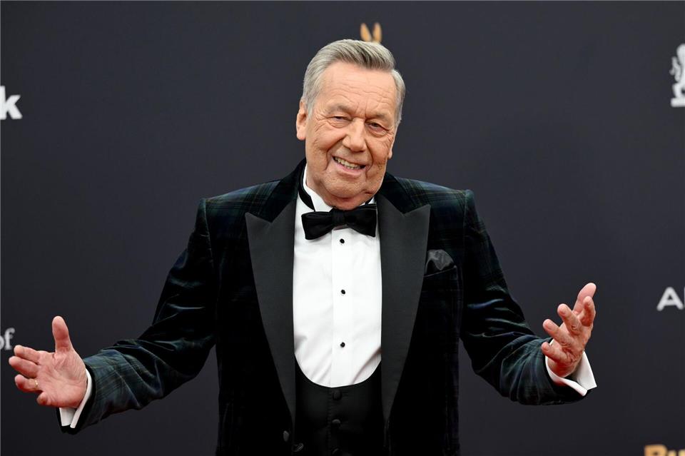 Roland Kaiser ist mit dem Bambi für das Lebenswerk geehrt worden.Felix Hörhager/dpa